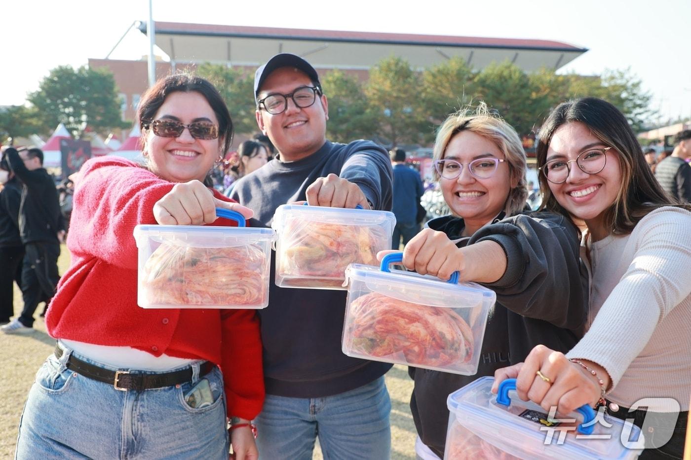 충북 괴산군은 7일 유기농엑스포광장에서 열리고 있는 괴산김장축제에 인플루언서 등 외국인 120여 명을 초청해 팸투어를 진행했다.&#40;괴산군 제공, 재판매 및 DB금지&#41;/뉴스1