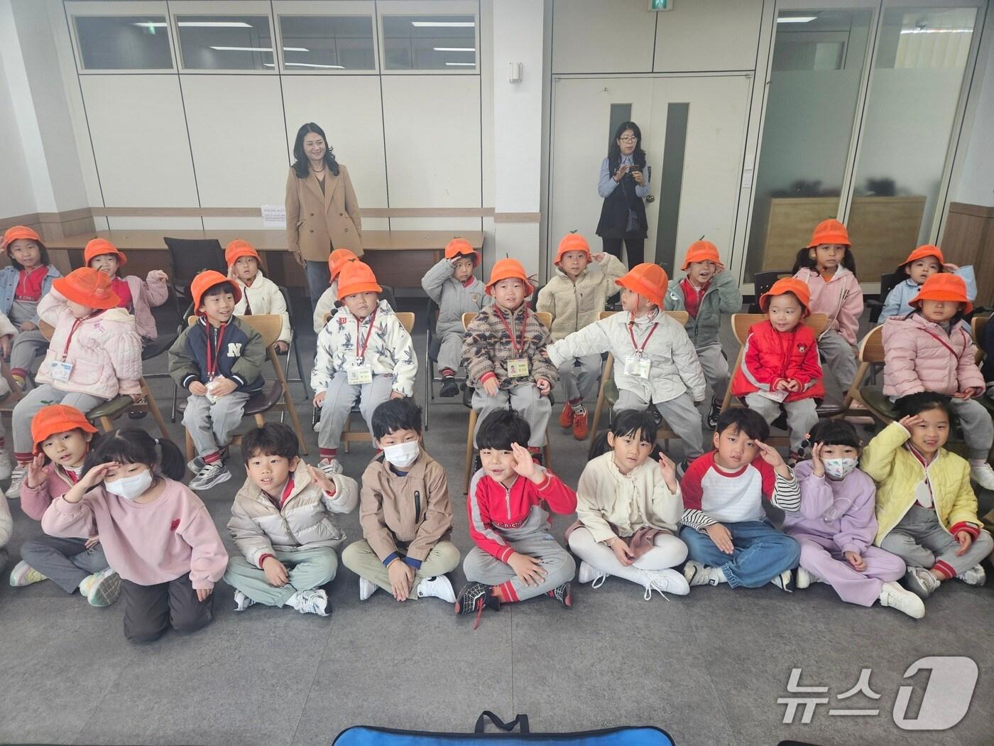 본문 이미지 - 7일 속초해경 어린이·관공서 직원  대상 견학 행사.(속초해경 제공, 재파매 및 DB 금지) 2025.11.7/뉴스1