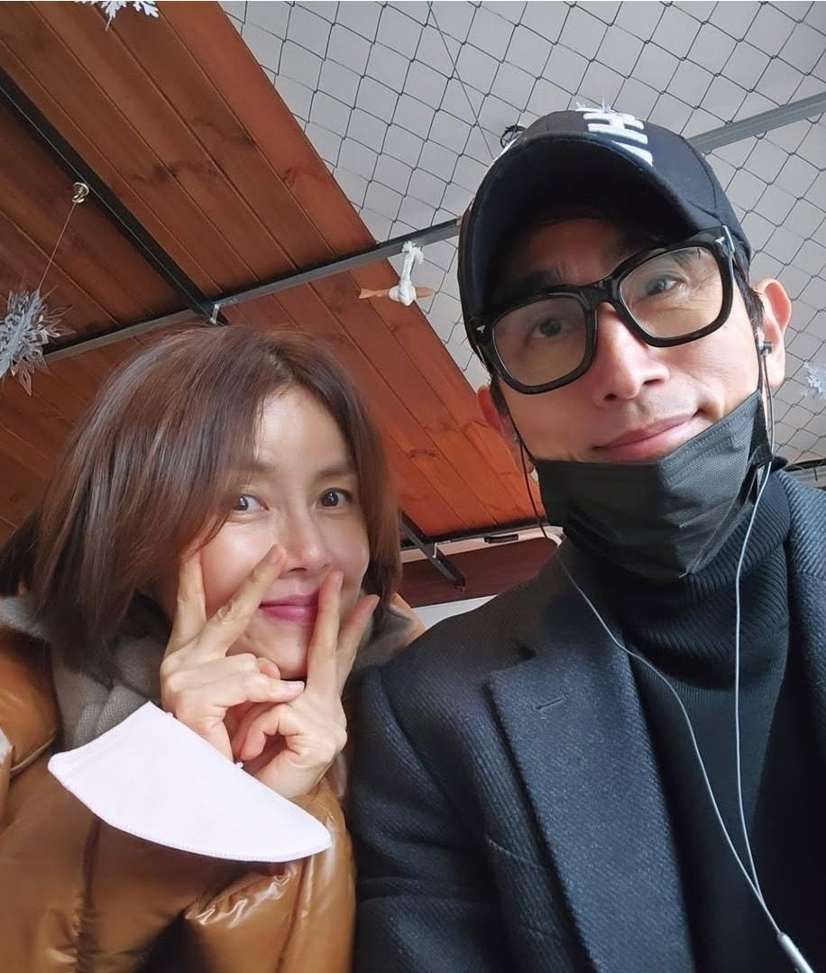 본문 이미지 - 배우 신애라(왼쪽)와 차인표 부부 / 사진출처=인스타그램