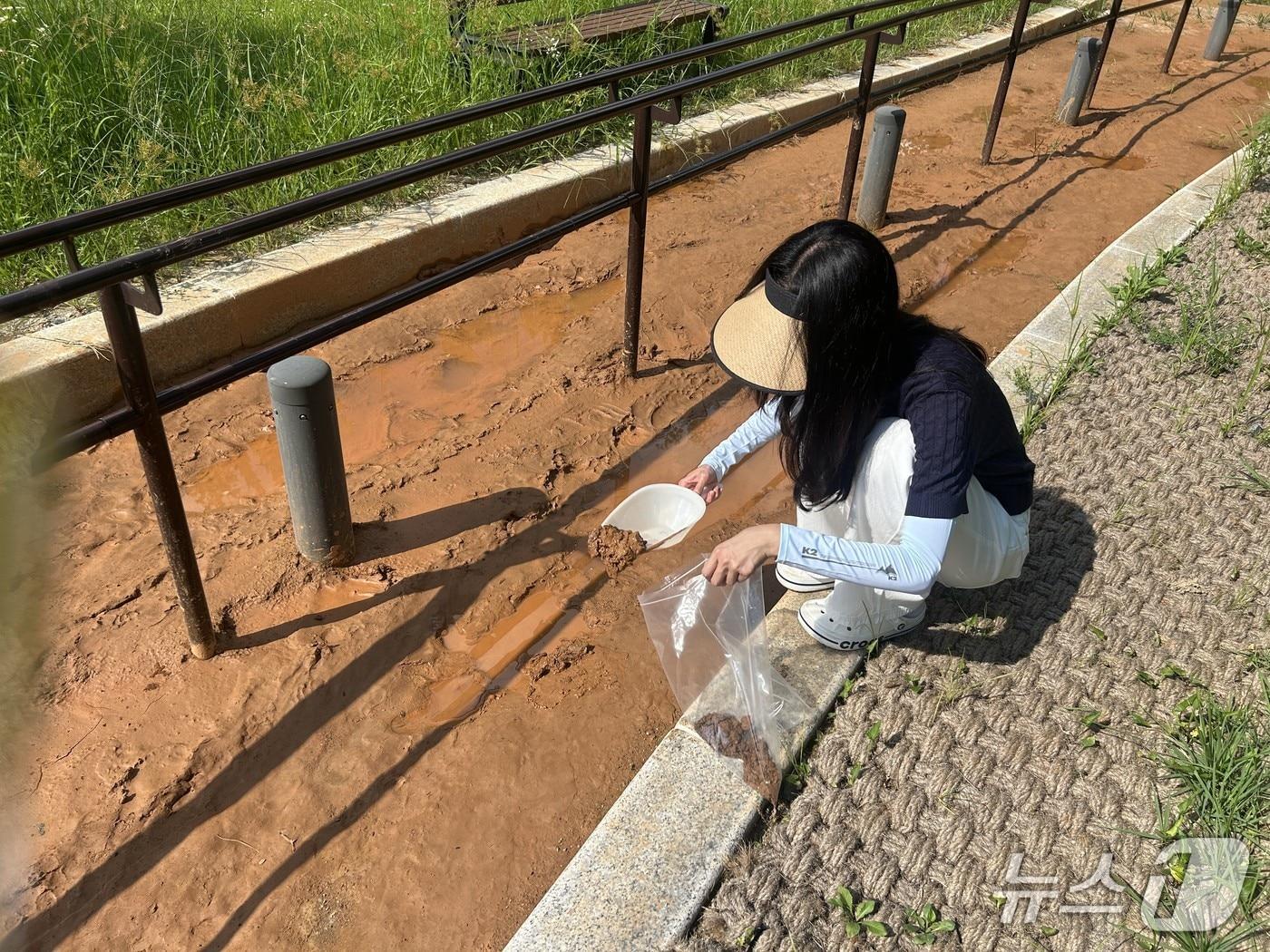 본문 이미지 - 충북 맨발걷기 산책로 토양오염도 검사&#40;충북도 제공. 재판매 및 DB금지&#41;