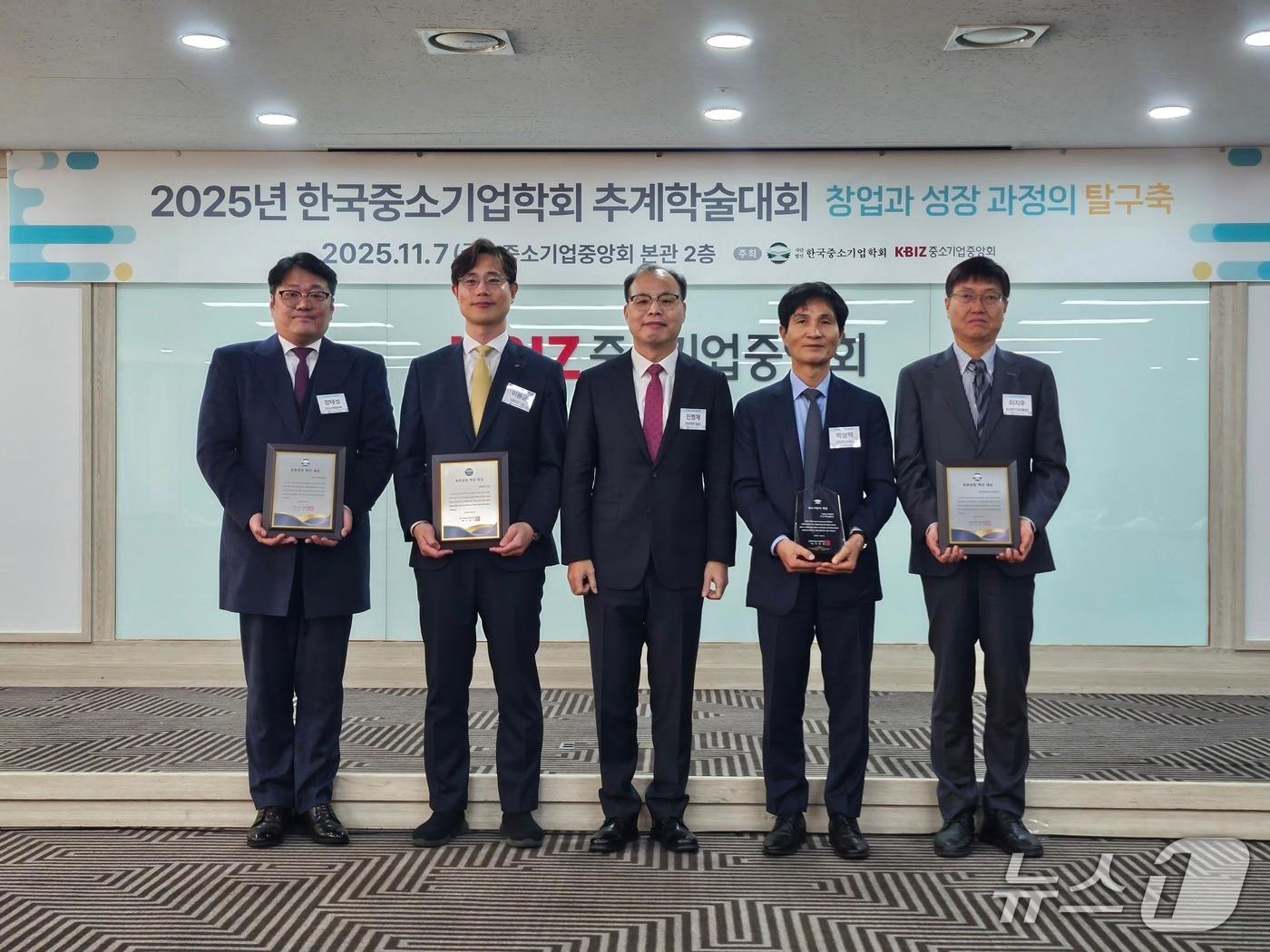 본문 이미지 - 중진공이 동반성장 혁신대상을 받았다 &#40;중소벤처기업진흥공단 제공&#41;