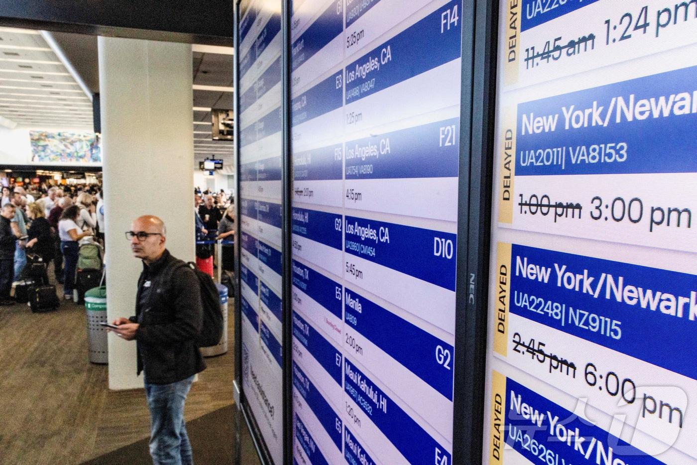 6일&#40;현지시간&#41; 미국 캘리포니아주 샌프란시스코 국제공항에서 한 승객이 정부 셧다운&#40;일시 업무 정지&#41;으로 인해 지연된 항공편들을 표시한 화면 옆에 서 있다. 2025. 11. 06. ⓒ 로이터=뉴스1 ⓒ News1 양은하 기자