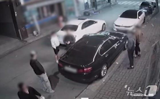 본문 이미지 - 음주운전 의심 차량을 협박하는 모습.&#40;충북경찰청 제공. 재판매 및 DB 금지&#41; /뉴스1 