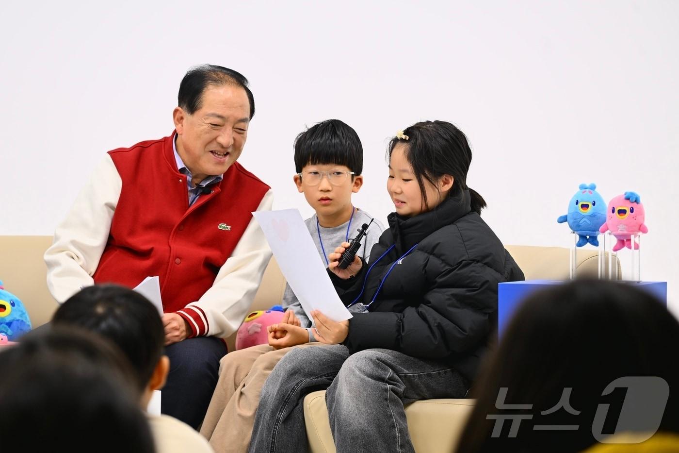 이병선 강원 속초시장이 7일 속초미디어센터를 찾은 소야초등학교 4학년 1반 학생들과 소통의 시간을 갖고 있다.&#40;속초시 제공, 재판매 및 DB 금지&#41; 2025.11.7/뉴스1 ⓒ News1 윤왕근 기자