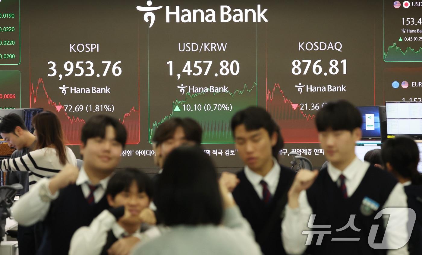 7일 오후 서울 중구 하나은행 본점 딜링룸 전광판에 증시 종가가 표시돼 있다.  2025.11.7/뉴스1 ⓒ News1 김명섭 기자
