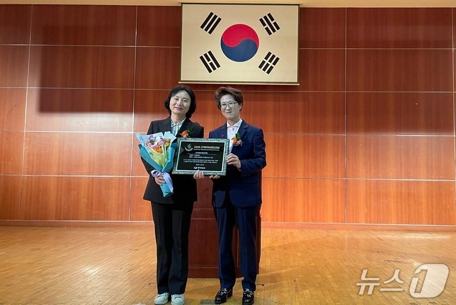 본문 이미지 - 인천시는 7일 경기아트센터에서 열린 중부일보주관 ‘2025 고객만족 브랜드 대상’ 시상식에서 인천형 출생정책 &#39;아이플러스&#40;i+&#41; 드림&#39;으로 출산정책 부문 대상을 수상했다. &#40;인천시 제공.재판매 및 DB금지&#41;