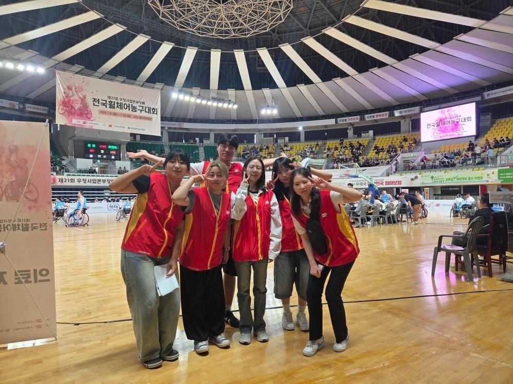 본문 이미지 - 우정사업본부장배 전국 휠체어 농구대회 현장을 지원한 우체국예금 대학생 서포터즈.&#40;우정사업본부 제공&#41;