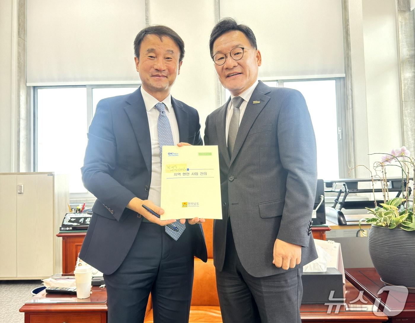 본문 이미지 - 강위원 전남도 경제부지사, 한병도 예결위원장 면담.&#40;전남도 제공. 재판매 및 DB금지&#41; 2025.11.7/뉴스1