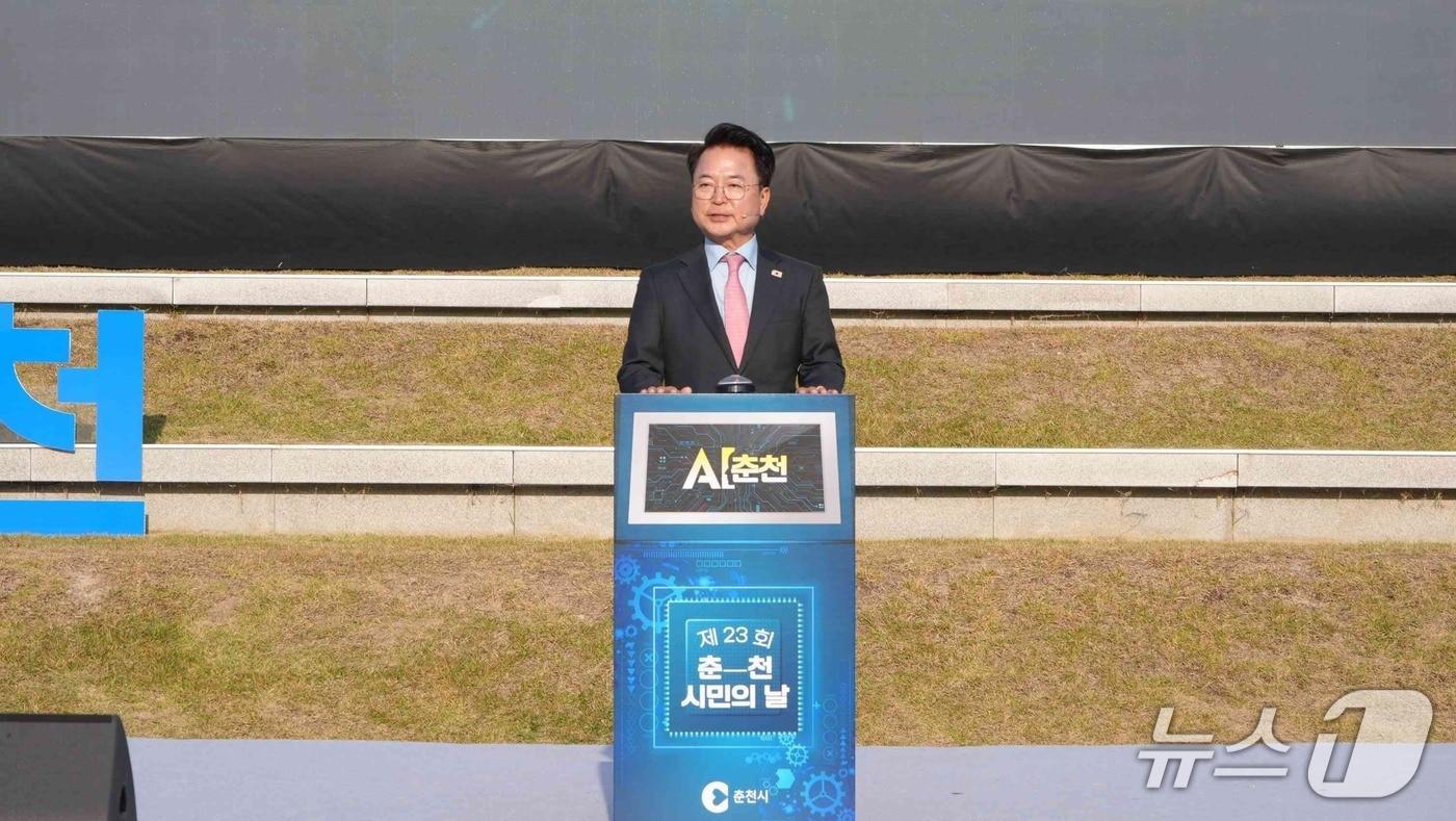 육동한 춘천시장이 7일 시청광장에서 열린   ‘제23회 춘천시민의 날 기념행사’에서 기념 퍼포먼스를 하고 있다.&#40;춘천시 제공, 재판매 및 DB금지&#41;