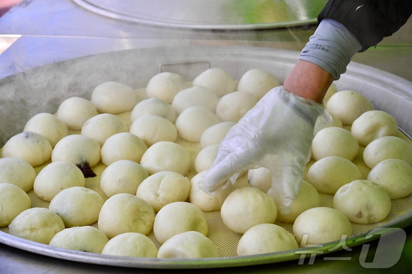 지난 7일 강원 횡성군 안흥면 안흥찐빵 모락모락마을 일원에서 ‘제17회 안흥찐빵축제’가 개최됐다. ‘더 뜨겁게! 더 달콤하게!’란 슬로건 아래 열리는 이번 축제는 오는 9일까지 사흘간 이어졌다.&#40;뉴스1 DB&#41;