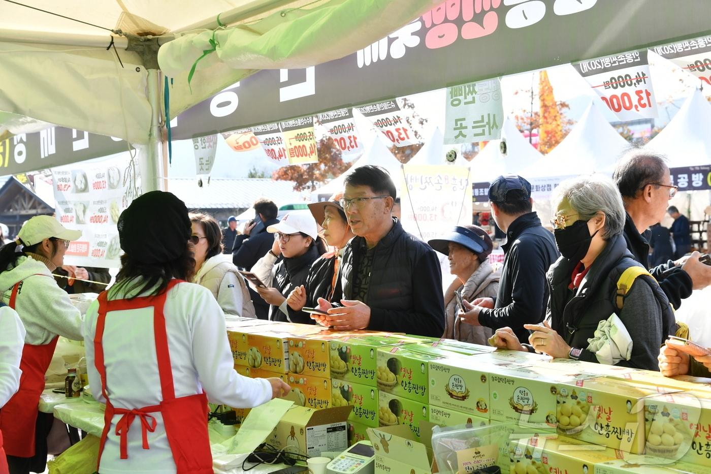 본문 이미지 - 강원 횡성군 안흥면 안흥찐빵 모락모락마을 일원에서 개막한 '안흥찐빵축제'를 찾은 관광객이 찐빵을 구매하고 있다. (뉴스1 자료사진)