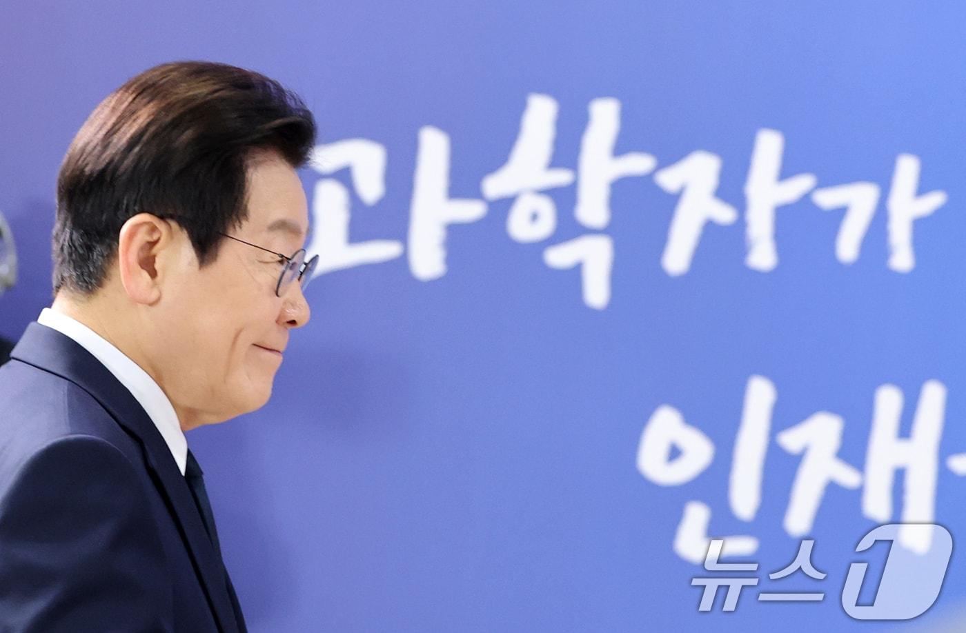 이재명 대통령이 7일 오후 대전 유성구 국립중앙과학관에서 열린 다시 과학기술인을 꿈꾸는 대한민국 국민보고회에 입장하고 있다. 2025.11.7/뉴스1 ⓒ News1 김기태 기자