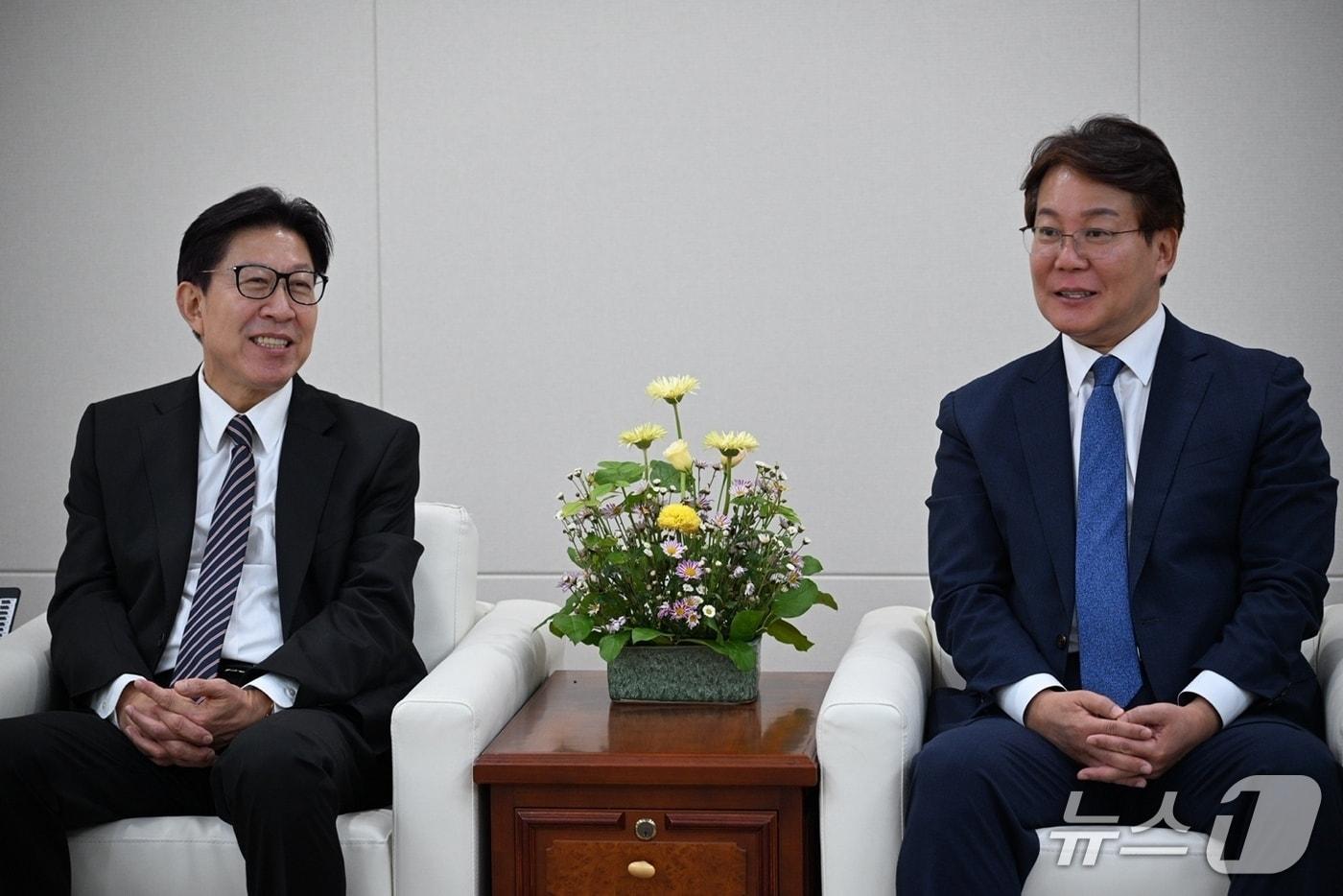 변성완 민주당 부산시당위원장(오른쪽)이 박형준 부산시장을 만나 협치 방안에 대해 논의하고 있다.(민주당 부산시당 제공. 재판매 및 DB금지)