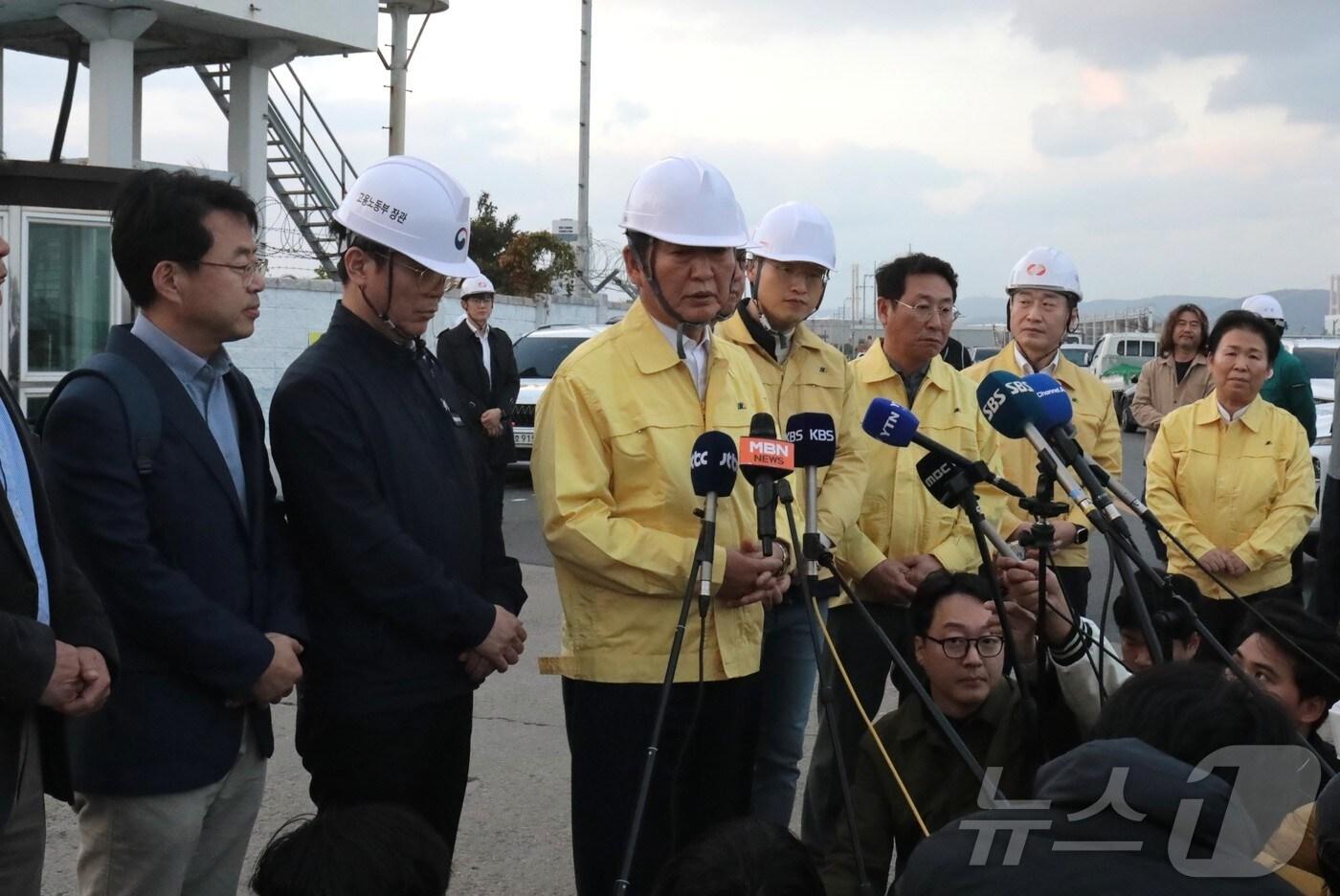 정청래 더불어민주당 당대표&#40;가운데&#41;가 7일 한국동서발전 울산화력발전소 붕괴 사고 현장에서 백 브리핑을 하고 있다. 2025.11.7/뉴스1 ⓒ News1 김세은 기자