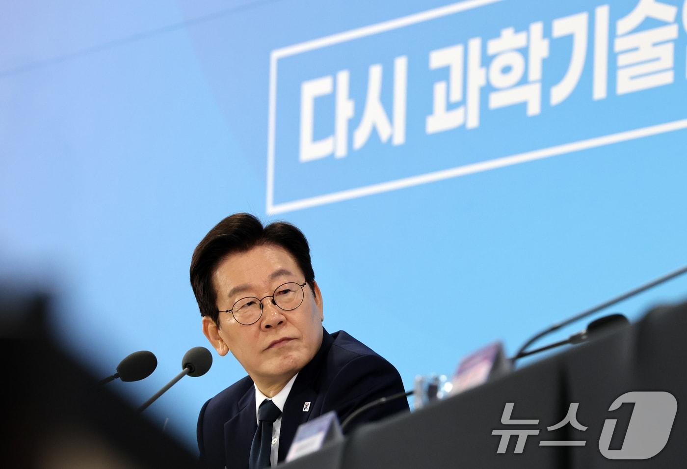 이재명 대통령이 7일 오후 대전 유성구 국립중앙과학관에서 열린 다시 과학기술인을 꿈꾸는 대한민국 국민보고회에서 발언하고 있다. 2025.11.7/뉴스1 ⓒ News1 김기태 기자