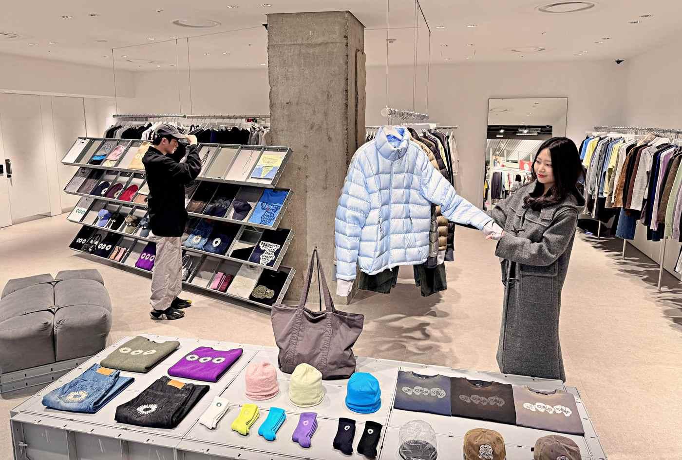 롯데백화점 본점 9층 K-패션 전문관 키네틱 그라운드 내 매장에서 상품을 구경하는 고객들.&#40;롯데백화점 제공&#41;. 