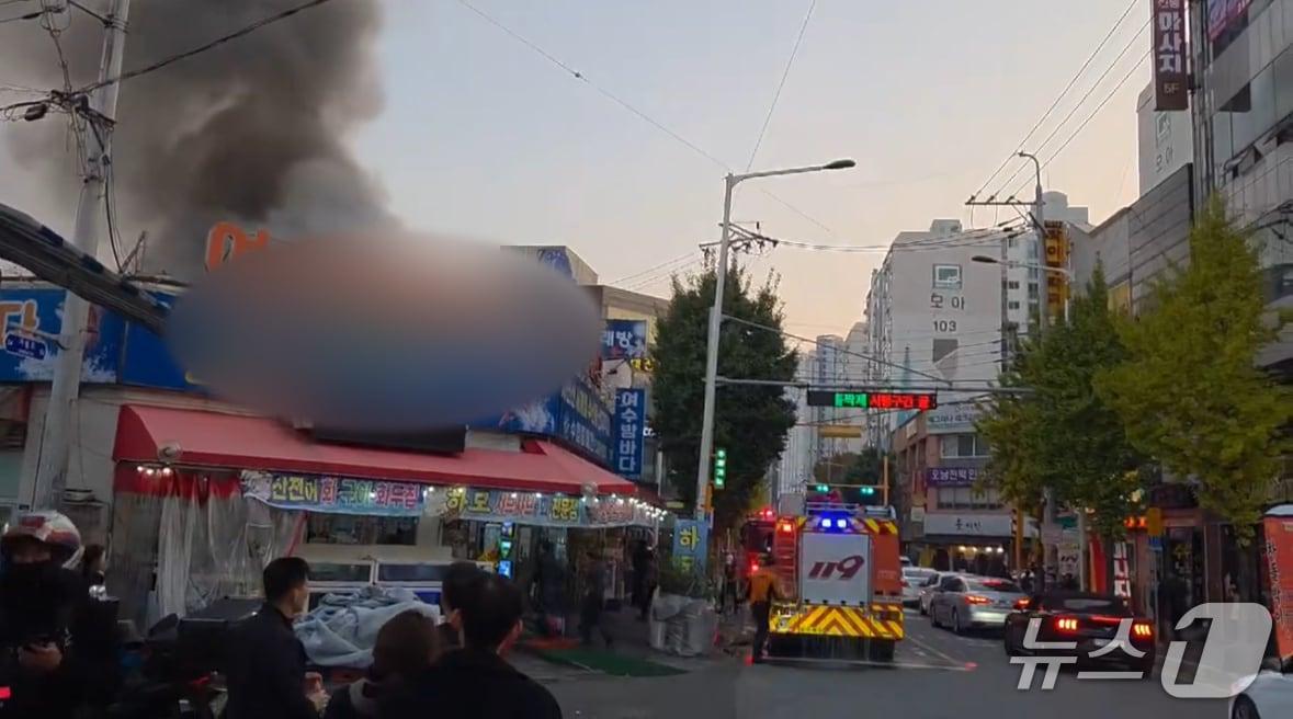 본문 이미지 - 7일 오후 5시 4분쯤 광주 북구 용봉동 한 가게에서 불이 나 검은 연기가 나고 있다. &#40;독자 제공. 재판매 및 DB 금지&#41;