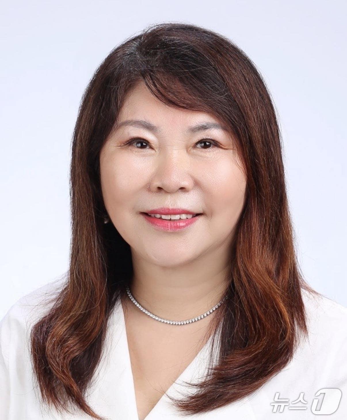 본문 이미지 - 제90기 한경협 최고경영자과정&#39; 창립총회에서 원우회장으로 추대된 윤공순 ㈜구구플라워 대표이사.