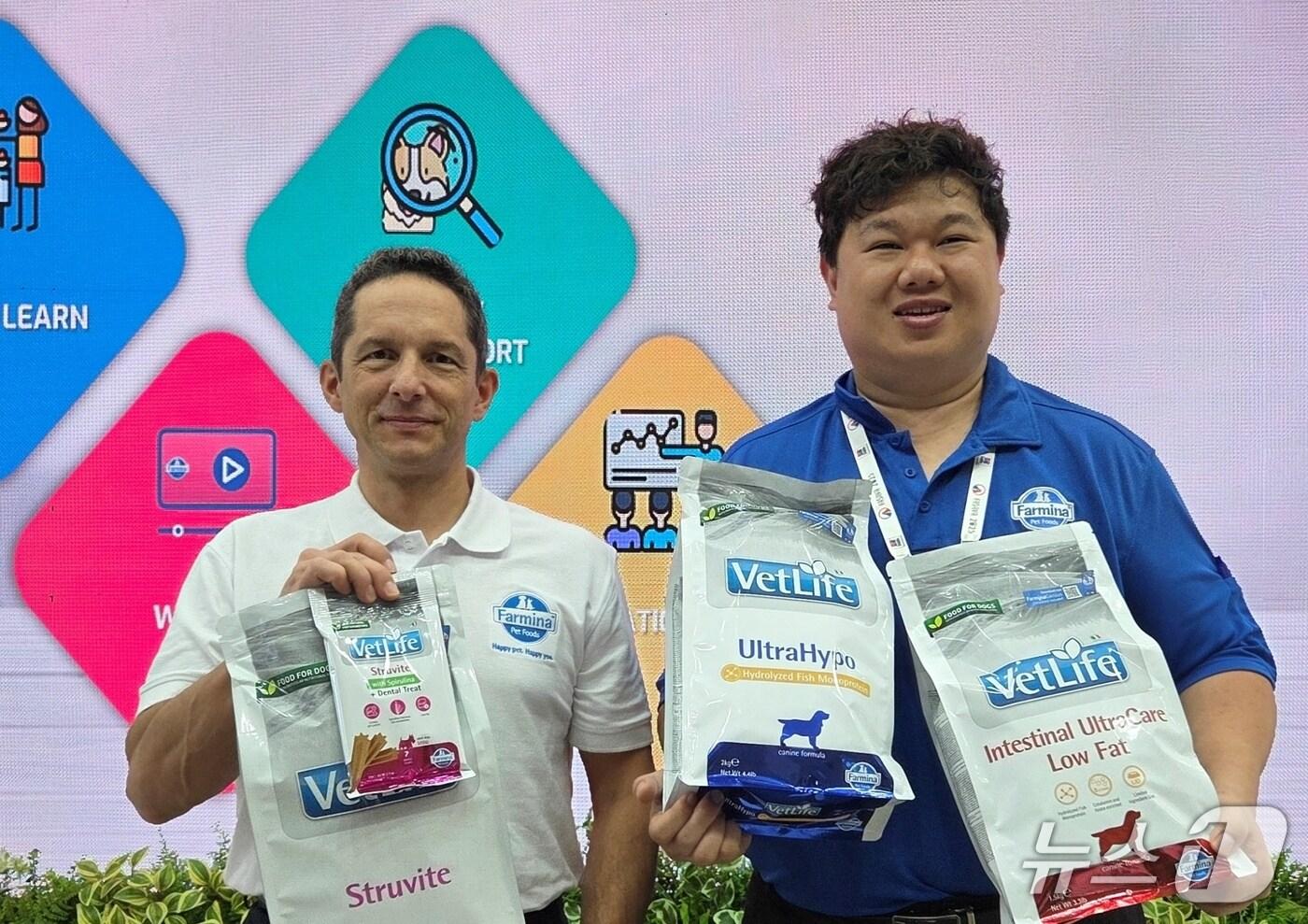 파미나 아시아태평양 총괄 Raphael Grillon 대표(왼쪽)와 FOON SENG CHOY 수의사 ⓒ 뉴스1