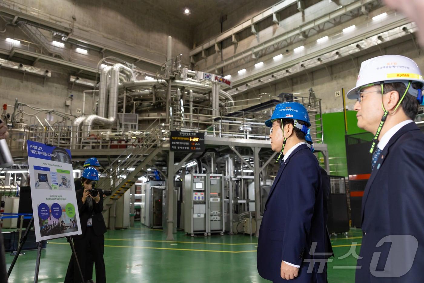 본문 이미지 - 이재명 대통령이 지난해 11월  대전 유성구 대덕연구단지 내 한국핵융합에너지연구원을 찾아 관계자로부터 설명을 듣고 있다. (대통령실 제공. 재판매 및 DB 금지) 2025.11.7/뉴스1 ⓒ News1 이재명 기자