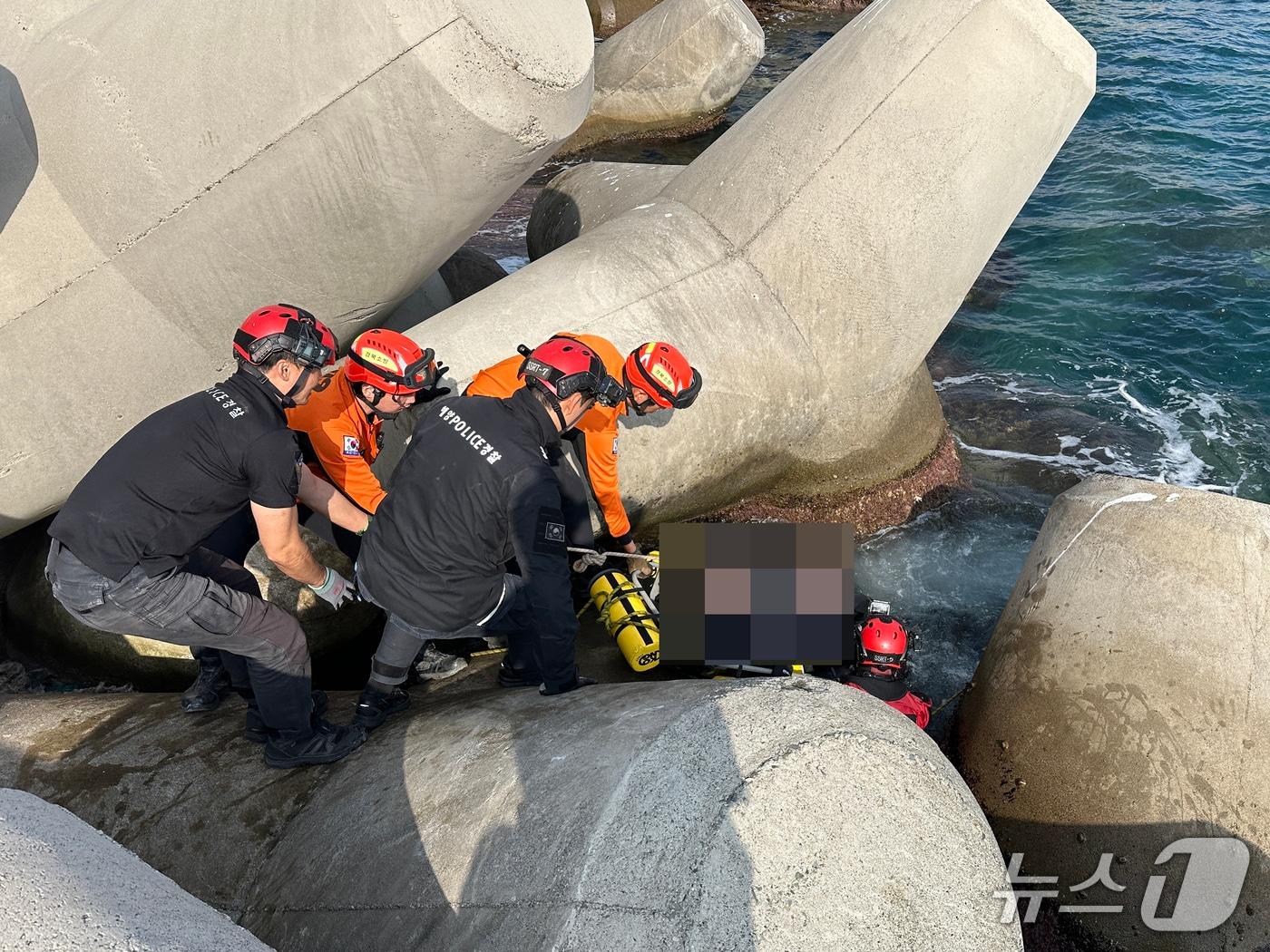본문 이미지 - 7일 경북 경주시 감포항 남방파제에서 낚시를 하던 중 실종됐던 A씨가 숨진 채 발견됐다. A씨는 6일 오후 9시 2분쯤 일행과 함께 낚시를 하던 중 연락이 끊어졌다. &#40;포항해양경찰서제공, 재판매 및 DB금지&#41; 2025.11.7/뉴스1 