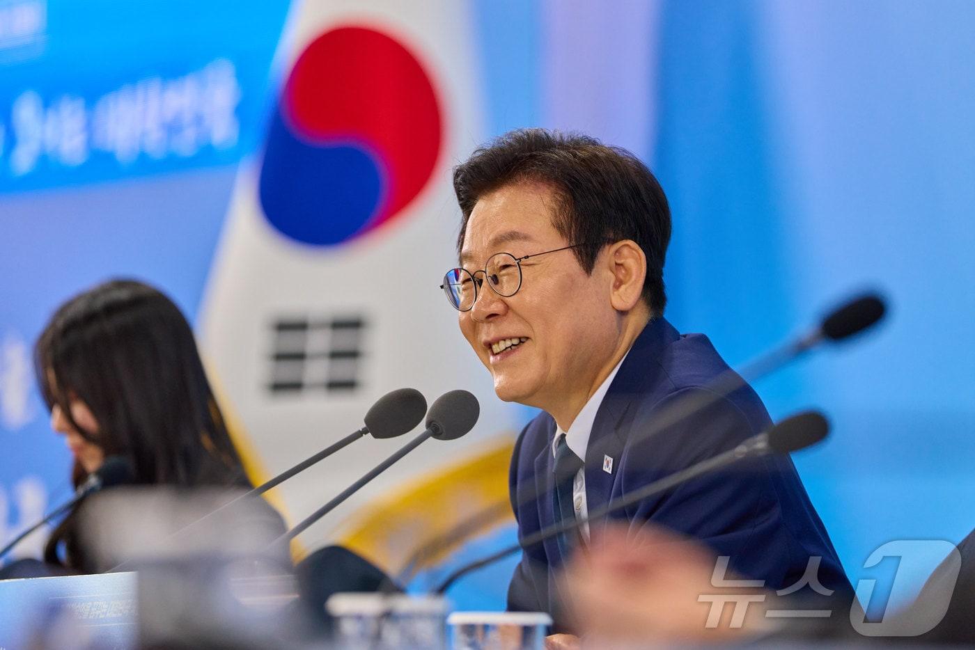 이재명 대통령이 7일 대전 유성구 국립중앙과학관에서 열린 다시 과학기술인을 꿈꾸는 대한민국 국민보고회에서 미소를 짓고 있다. &#40;대통령실 제공. 재판매 및 DB 금지&#41; 2025.11.7/뉴스1 ⓒ News1 이재명 기자