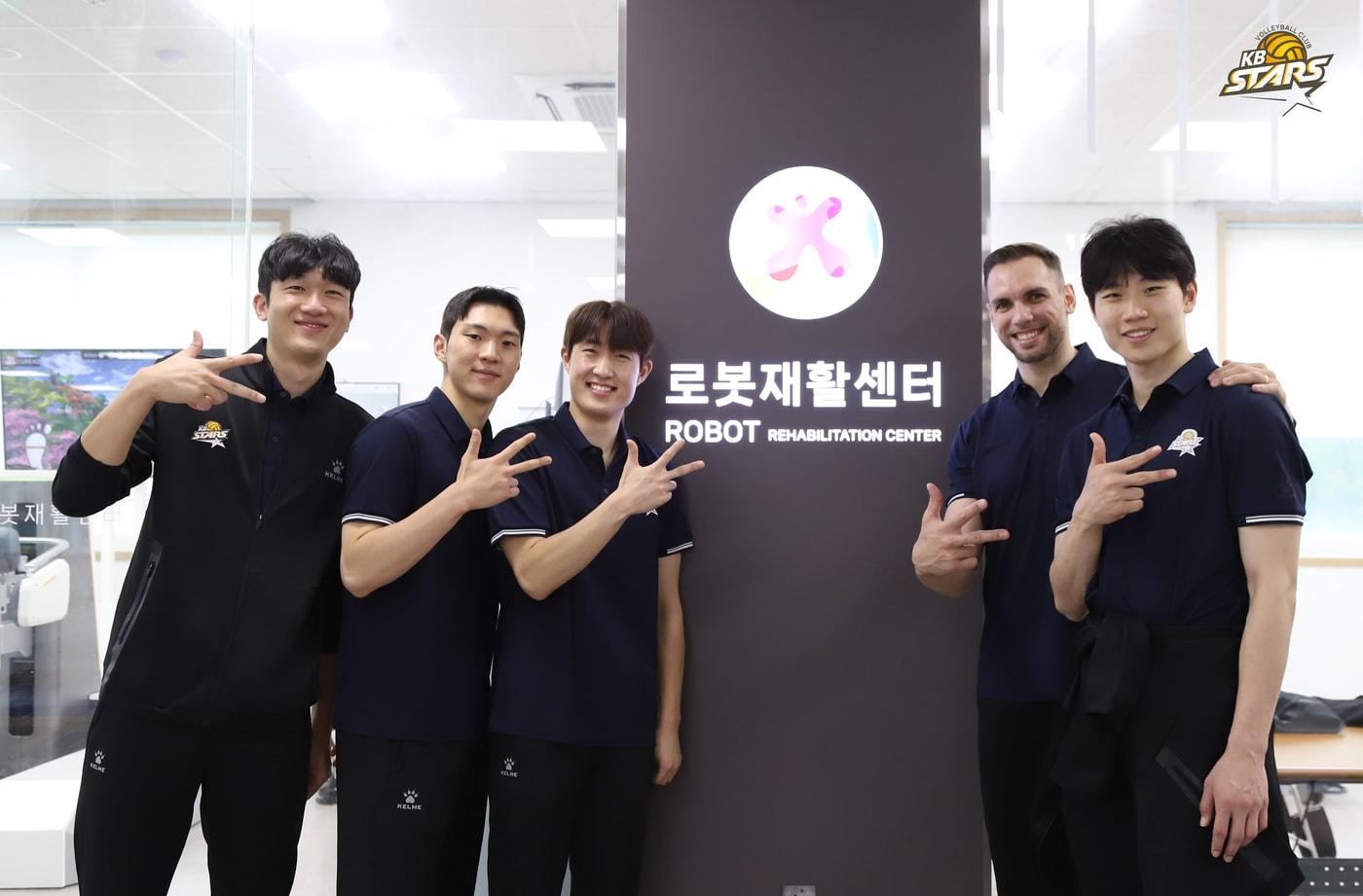  KB손해보험 선수들이 연고지내 리하트 병원에서 나눔 활동을 했다.&#40;KB손해보험 제공&#41;