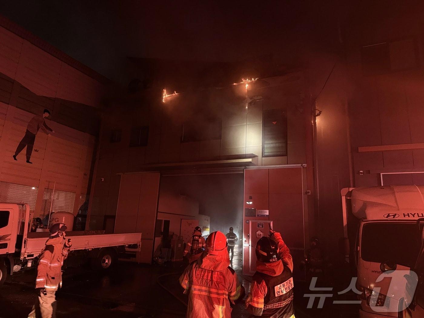 본문 이미지 - 7일 오후 7시 12분쯤 인천시 동구 송림동의 한 특수재질 용접 공장에서 화재가 발생했다. &#40;인천소방본부 제공. 재판매 및 DB금지&#41; 2025.11.7/뉴스1 ⓒ News1 박소영 기자