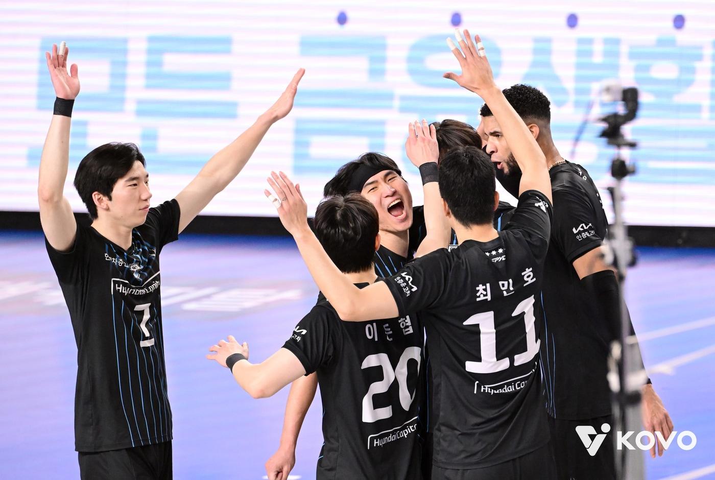 현대캐피탈이 우리카드를 꺾고 선두에 올랐다.&#40;KOVO제공&#41; 