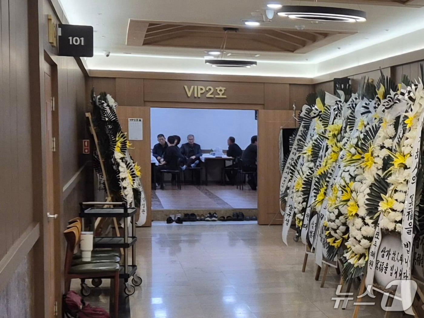 본문 이미지 - 7일 울산 남구 소재 한 장례식장에 울산화력발전소 붕괴사고 희생자 전모 씨(49)의 빈소가 차려져 있다. 2025.11.7/뉴스1ⓒ 뉴스1 박정현 기