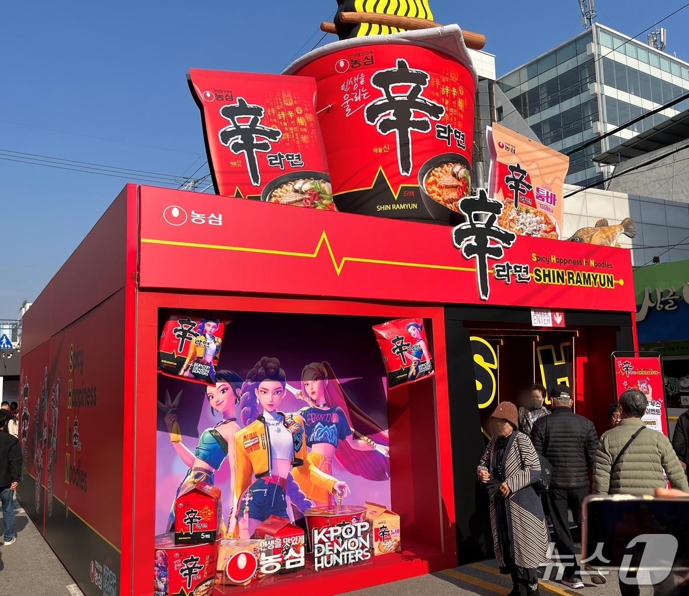 본문 이미지 - 농심 케데헌 신라면 부스에 사람들이 들어가고 있다. 2025.11.7 / 뉴스1 박혜연 기자 ⓒ 뉴스1