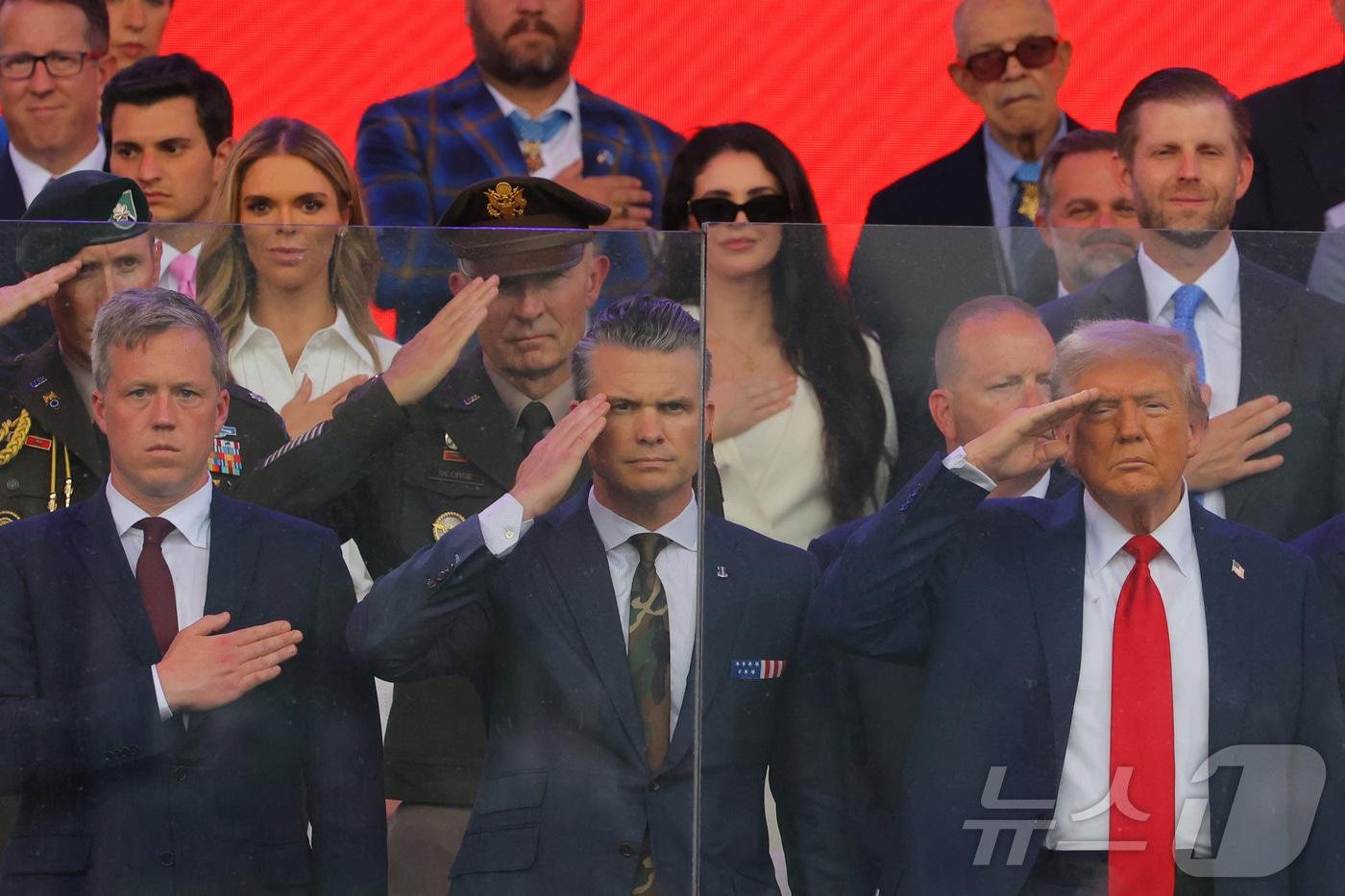 도널드 트럼프 미국 대통령, 피트 헤그세스 국방장관, 대니얼 드리스콜 육군장관이 지난 6월 14일&#40;현지시간&#41; 워싱턴DC에서 열린 미 육군 창설 250주년 기념 군사 퍼레이드에서 경례를 하고 있다. 2025.11.07. ⓒ 로이터=뉴스1 ⓒ News1 류정민 특파원