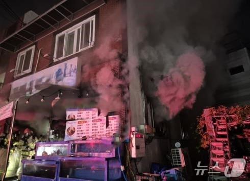 본문 이미지 - 천안 서북구 두정동 횟집 화재 현장.&#40;천안서북소방서 제공. 재판매 및 DB금지&#41;/뉴스1