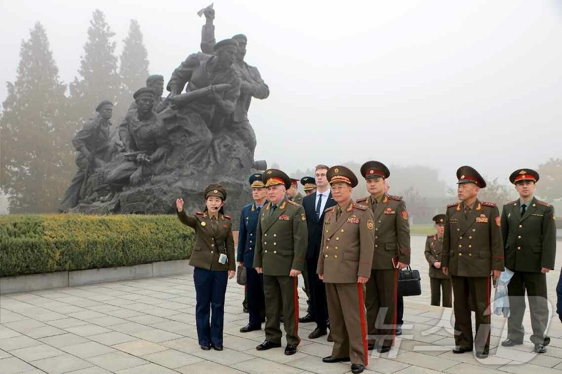 본문 이미지 - &#40;평양 노동신문=뉴스1&#41; = 북한 노동당 기관지 노동신문은 8일 &#34;빅토르 고레미킨 국방성 부상&#40;차관&#41;을 단장으로 하는 러시아 군사정치총국 대표단이 만경대혁명학원과 조국해방전쟁승리 기념관을 참관했다＂라고 보도했다. [국내에서만 사용가능. 재배포 금지. DB 금지. For Use Only in the Republic of Korea. Redistribution Prohibited] rodongphoto@news1.kr