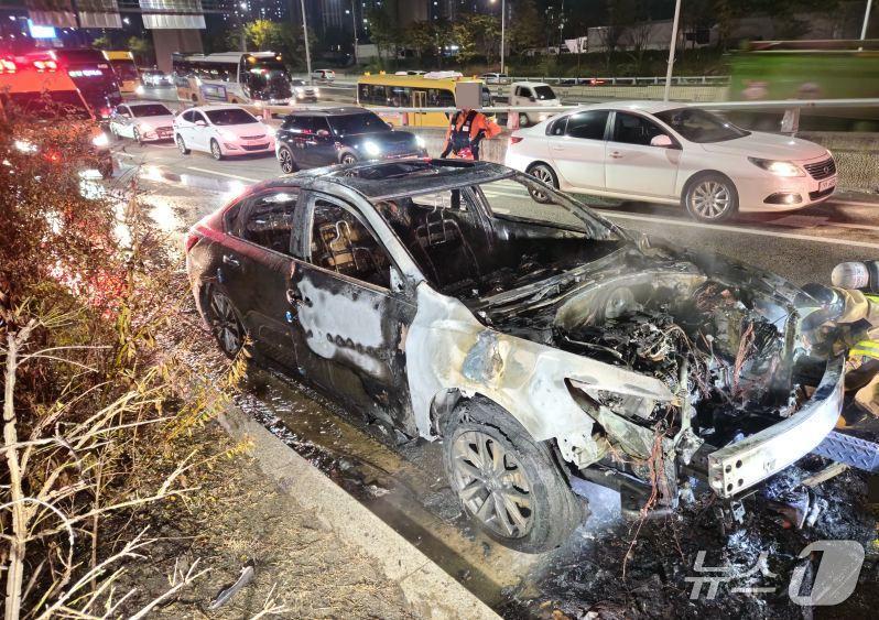 본문 이미지 - 충남 아산 자동차 화재 현장.(아산소방서 제공. 재판매 및 DB금지)/뉴스1 