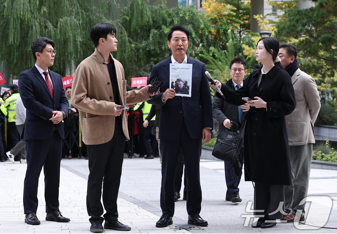 정치자금법 위반 혐의를 받는 오세훈 서울시장이 8일 서울 종로구 KT광화문빌딩에 마련된 김건희 특검(특별검사 민중기) 사무실에 피의자 조사를 받기 위해 출석하고 있다./2025.11.8/뉴스1 ⓒ News1 김성진 기자