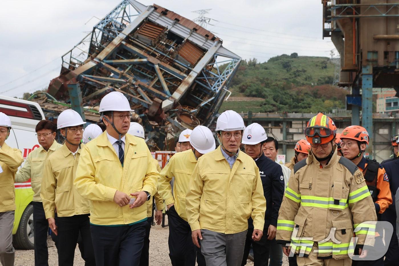 김민석 국무총리가 8일 울산 남구 한국동서발전 울산화력발전소 보일러 타워 붕괴현장을 찾아 둘러보고 있다. &#40;총리실 제공. 재판매 및 DB 금지&#41; 2025.11.8/뉴스1
