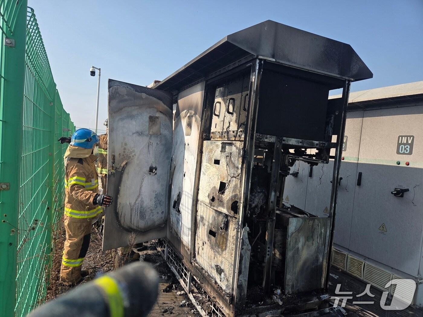 본문 이미지 - 지난 7일 낮 12시30분께 전북 군산시 내초동의 한 태양광 업체에서 불이 났다.&#40;전북소방 제공. 재판매 및 DB금지&#41;2025.11.8/뉴스1