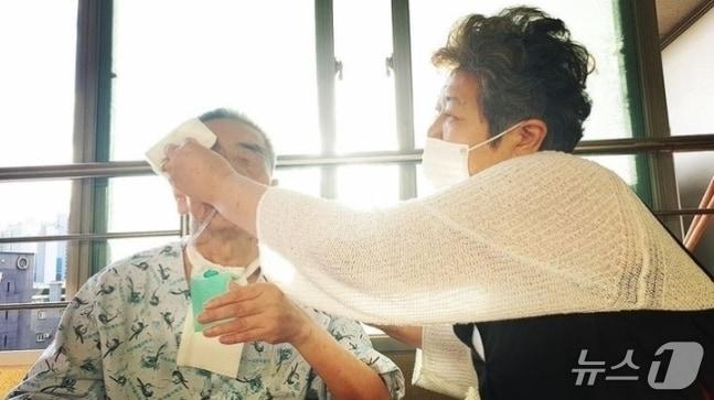 본문 이미지 - 생전 이외수 작가 병간호 하는 아내 전영자 씨.&#40;뉴스1 DB&#41; 