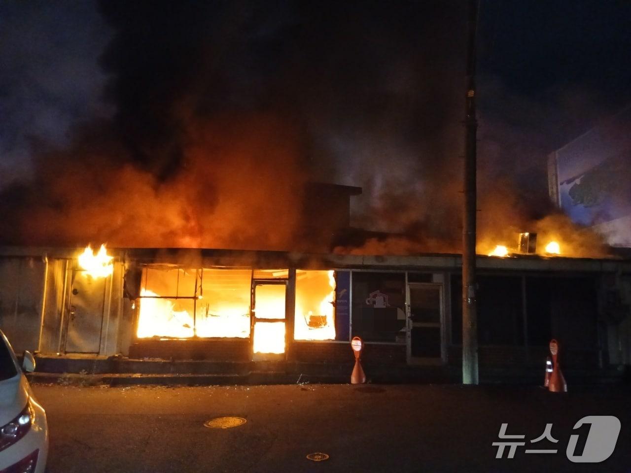 본문 이미지 - 8일 오전 6시 7분쯤 충북 청주시 청원구의 한 단독주택과 카센터 등에서 불이 나 2시간 40여 분만에 껐다. &#40;충북도소방본부 제공. 재판매 및 DB금지&#41; /뉴스1