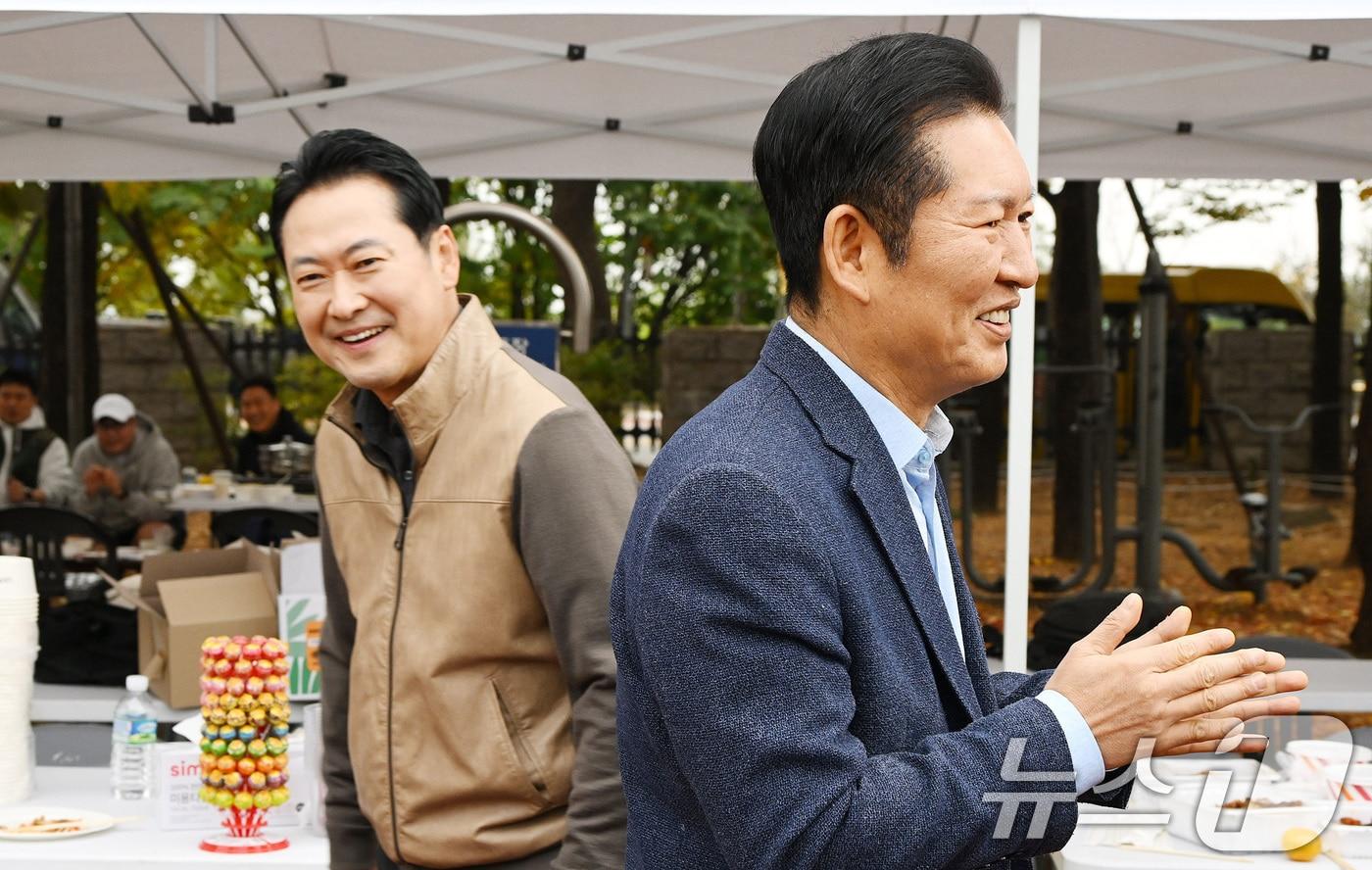 정청래 더불어민주당 대표&#40;오른쪽&#41;와 장동혁 국민의힘 대표가 8일 서울 여의도 국회운동장에서 한국사진기자협회 주최로 열린 &#39;2025 사진기자가족 체육대회&#39;를 방문해 인사하고 있다. 2025.11.8/뉴스1 ⓒ News1 사진공동취재단
