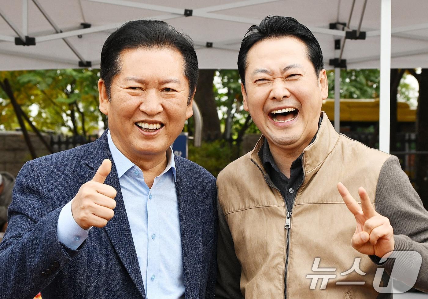 정청래 더불어민주당 대표&#40;왼쪽&#41;와 장동혁 국민의힘 대표가 지난 8일 서울 여의도 국회운동장에서 한국사진기자협회 주최로 열린 &#39;2025 사진기자가족 체육대회&#39;를 방문해 기념촬영을 하고 있다. 2025.11.8/뉴스1 ⓒ News1 사진공동취재단