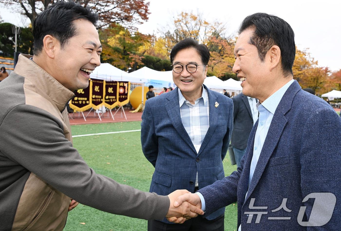 우원식 국회의장과 정청래 더불어민주당 대표, 장동혁 국민의힘 대표가 8일 서울 여의도 국회운동장에서 한국사진기자협회 주최로 열린 &#39;2025 사진기자가족 체육대회&#39;를 방문해 인사하고 있다. 2025.11.8/뉴스1 ⓒ News1 사진공동취재단