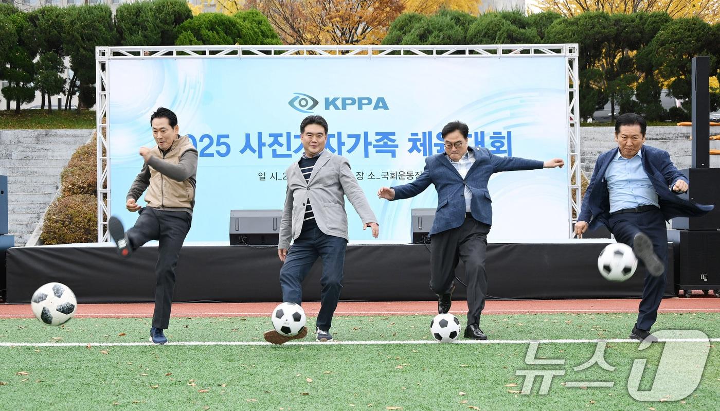 장동혁&#40;왼쪽부터&#41; 국민의힘 대표와 이호재 한국사진기자협회장, 우원식 국회의장, 정청래 더불어민주당 대표가 8일 서울 여의도 국회운동장에서 한국사진기자협회 주최로 열린 &#39;2025 사진기자가족 체육대회&#39;를 방문해 시축하고 있다. 2025.11.8/뉴스1 ⓒ News1 사진공동취재단