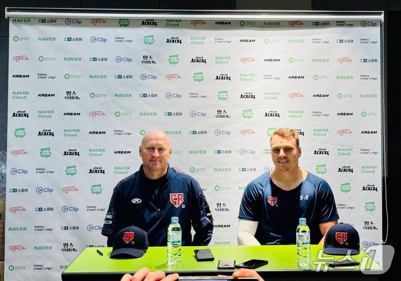 파벨 하딤&#40;왼쪽&#41; 체코 야구대표팀 감독과 마르틴 무지크. 2025.11.8/뉴스1 ⓒ News1 서장원 기자