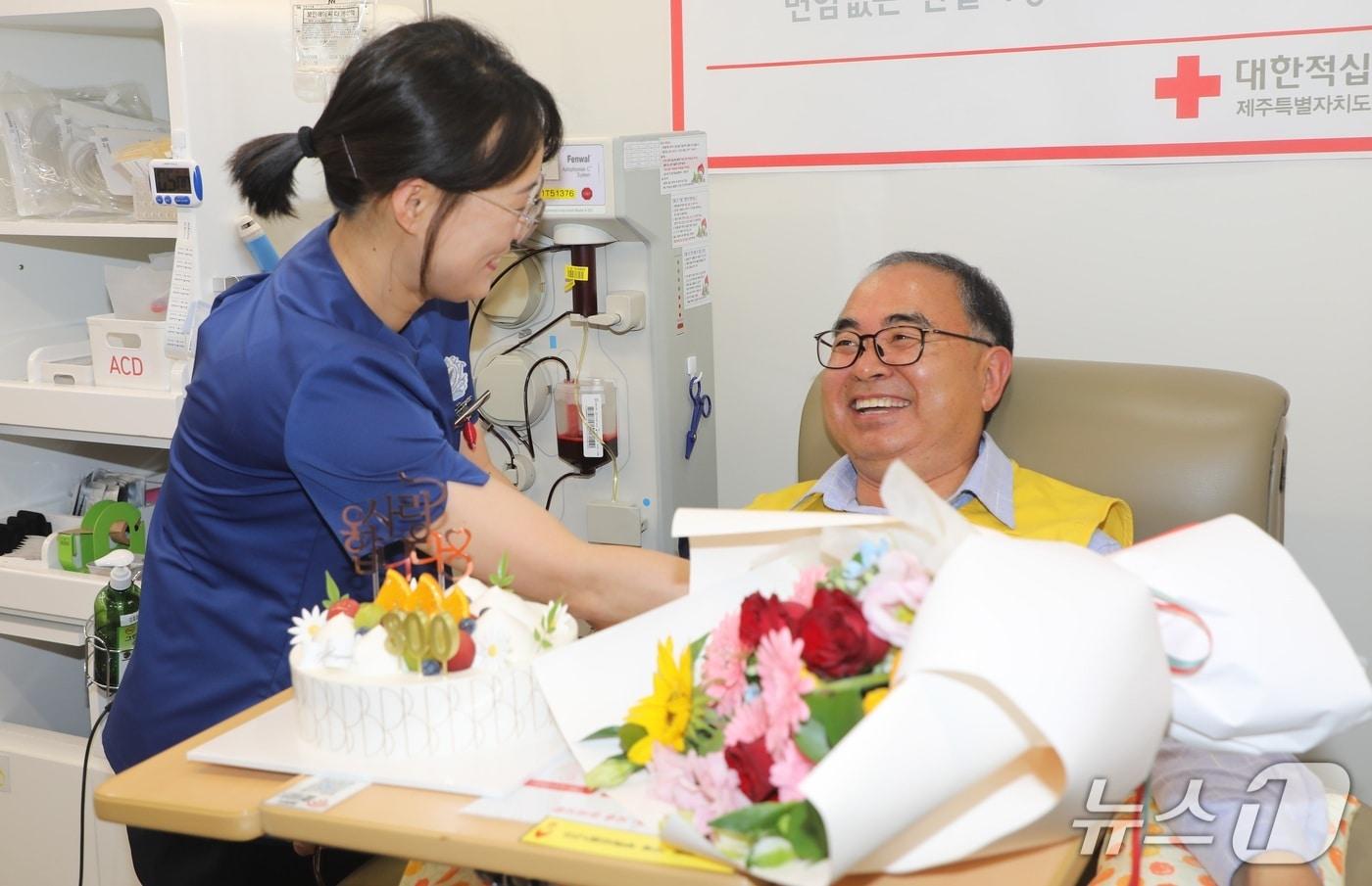 헌혈왕 진성협씨가 8일 전국 최다인 800번째 헌혈을 하고 있다/뉴스1 