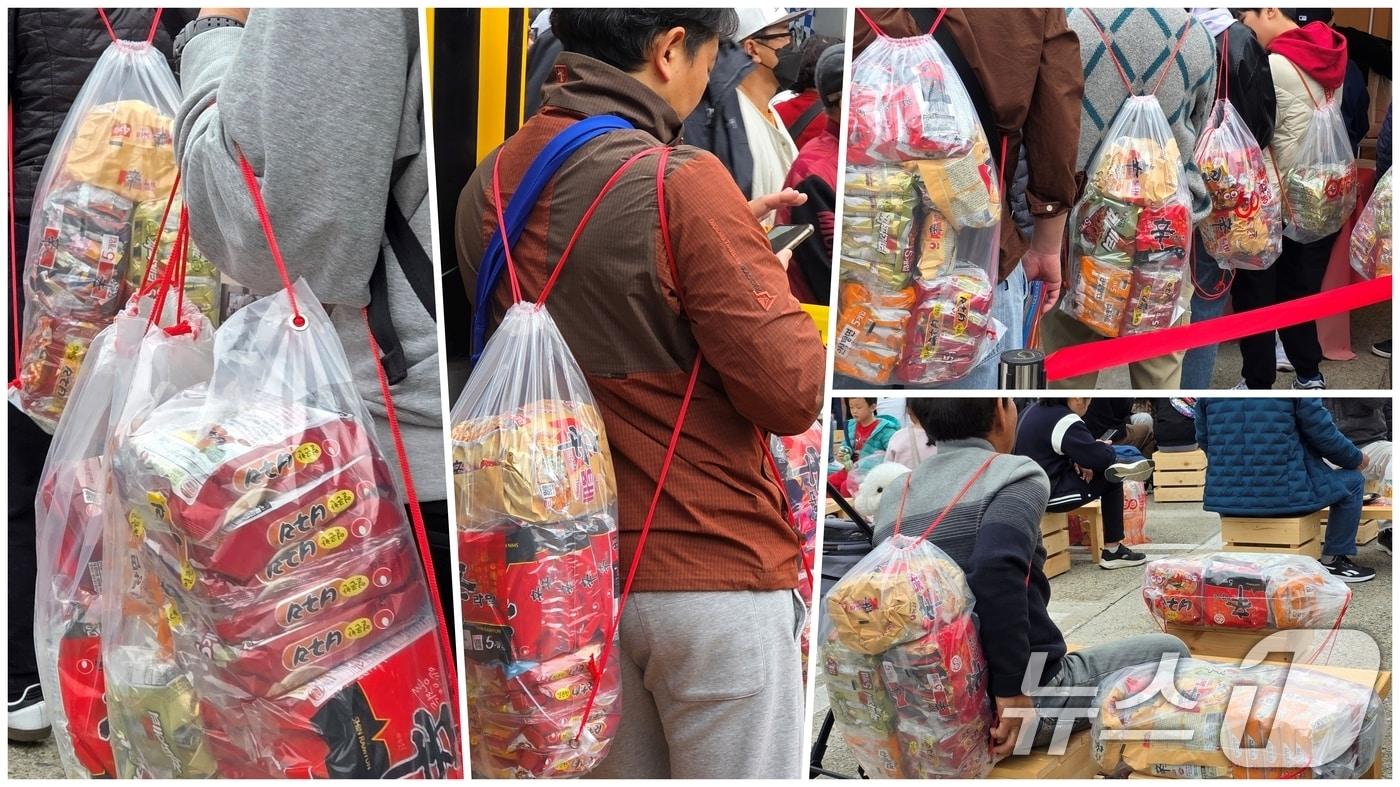 8일 경북 구미에서 열리고 있는 '2025 구미라면축제' 행사장을 찾은 방문객들이 농심 '갓튀긴 라면'을 담은 투명 비닐 가방을 메고 있다. 라면축제는 오는 9일까지 구미역 일대에서 계속된다. 2025.11.8/뉴스1 ⓒ News1 정우용 기자