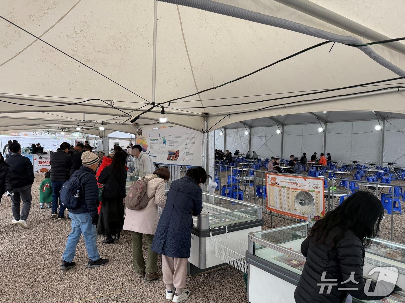 본문 이미지 - 8일 오후 춘천 삼천동 수변공원에서 열리는 &#39;대한민국이 한우 먹는 날&#39; 행사장에서 시민들이 한우를 고르고 있다.2025.11.8 한귀섭 기자