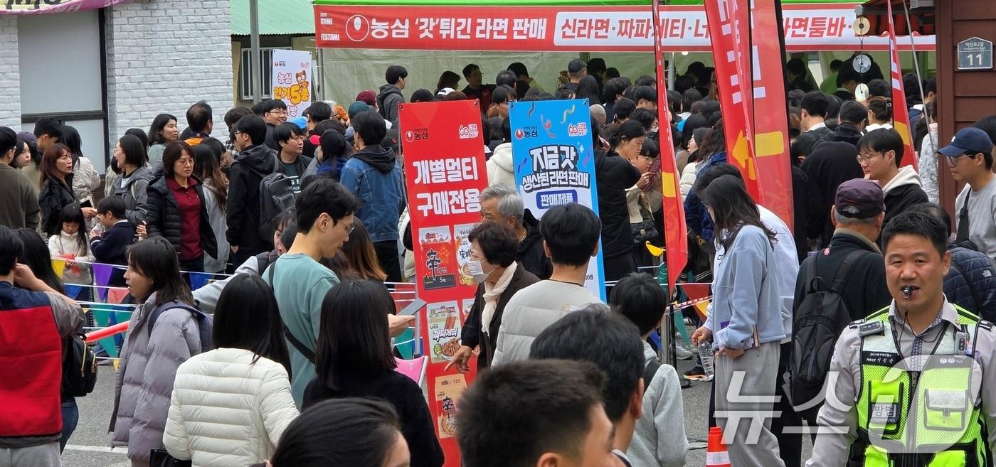 본문 이미지 - 지난해 11월8일 경북 구미에서 열린 구미 라면축제'를 찾은 방문객들이 농심 '갓 튀긴 라면' 판매 코너에서 길게 줄 서 있다.2025.11.8 ⓒ 뉴스1 정우용 기자