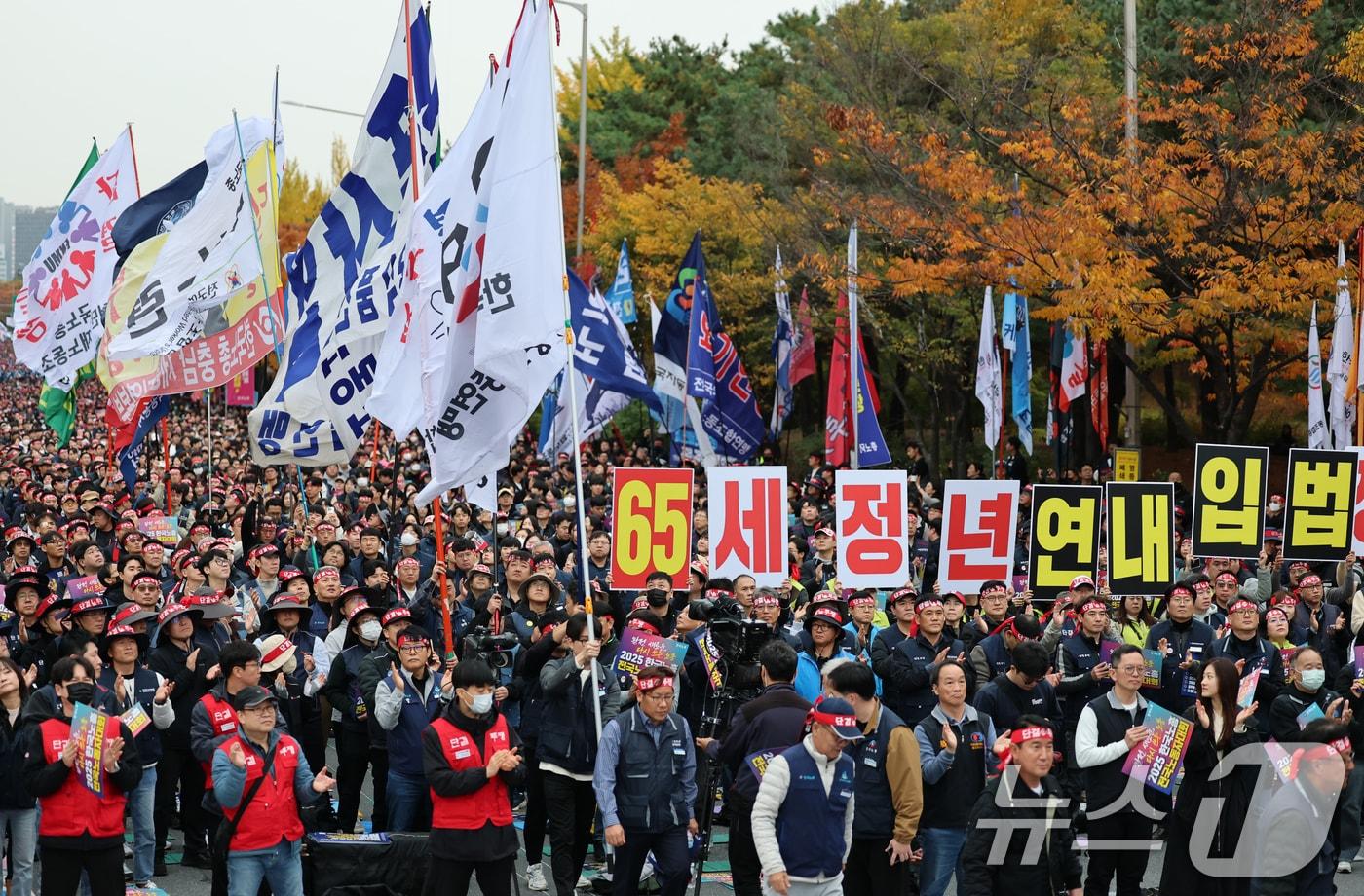 8일 오후 서울 영등포구 여의대로에서 열린 2025 한국노총 전국노동자대회에서 노조 깃발이 입장하고 있다. 한국노총은 이 자리에서 정년 만 65세 연장 법제화와 주 4.5일제 시행 등을 촉구했다. 2025.11.8/뉴스1 ⓒ News1 오대일 기자